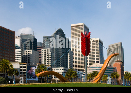 Grande sculpture de l'arc et de la flèche dans le parc Rincon avec horizon de San Francisco en arrière-plan Banque D'Images