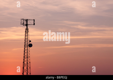 Silhouette de la tour de téléphonie cellulaire rose orangé Banque D'Images