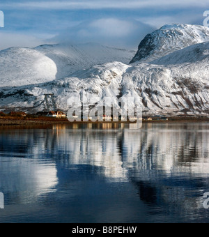 Le Ben Nevis se reflétant dans le Loch Linnhe,vue de Corpach, près de Fort William, Écosse Highlands Banque D'Images