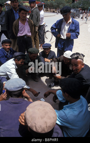 Cartes à jouer hommes ouïgours Xinjiang Chine Kashgar marché dimanche Banque D'Images