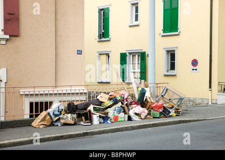 Les ordures ménagères et les meubles sur trottoir Banque D'Images