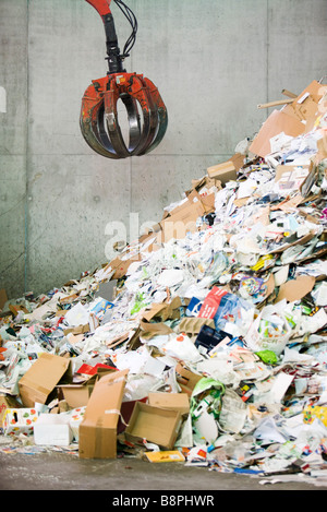 Les déchets de papier qui ont été traités au centre de recyclage Banque D'Images