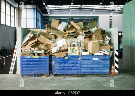 Poubelles débordant de centre de recyclage du carton dans Banque D'Images