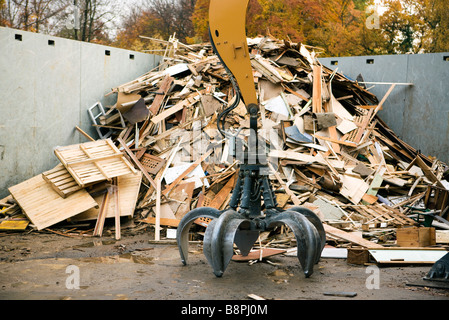 Face à l'avant d'un grand tas de bois de rebut en centre de recyclage Banque D'Images