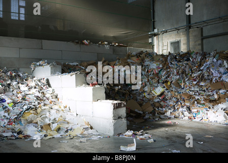 Gros tas de papier dans le centre de recyclage Banque D'Images