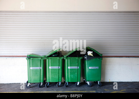 Déborder les poubelles dans une rangée Banque D'Images