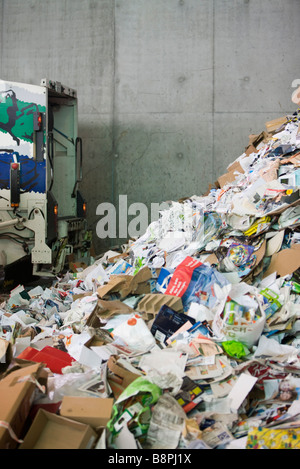 Truck dumping paper in recycling center Banque D'Images