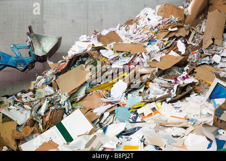 Gros tas de papiers et cartons en centre de recyclage Banque D'Images