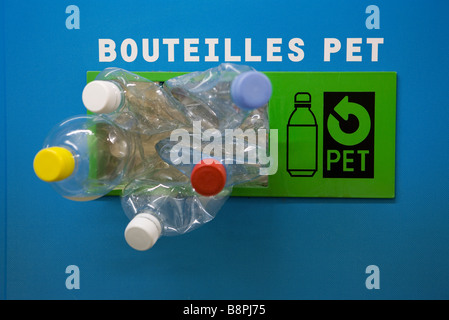 Les bouteilles en plastique s'échappant du bac de recyclage Banque D'Images