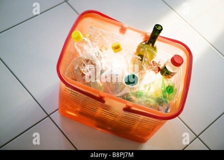 Bac rempli de plastique et les bouteilles en verre Banque D'Images