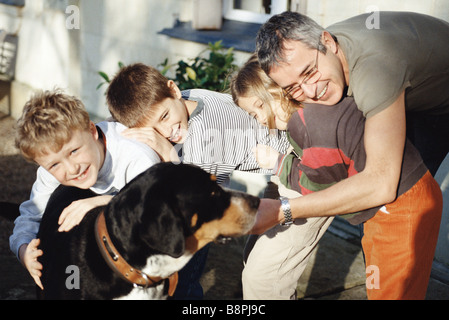 Family posing with dog Banque D'Images