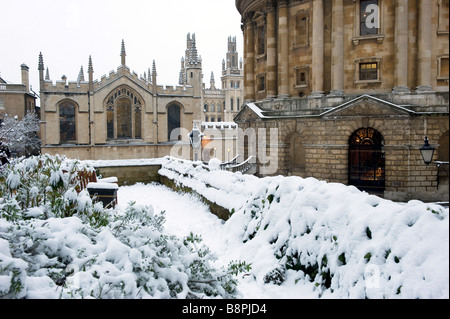 Radcliffe College et toutes les âmes vu à travers les arbres dans le jardin d'Exeter Banque D'Images
