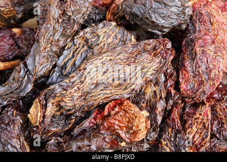 Chipotles. Piments Jalapeno fumé séché, utilisé pour ajouter de la chaleur à une pièce enfumée et plats mexicains TexMex. Banque D'Images