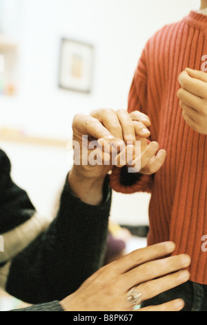 Personne examinant la main de l'enfant, portrait Banque D'Images