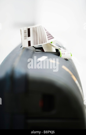 Compagnie aérienne étiquette fixée à la poignée de valise, close-up Banque D'Images