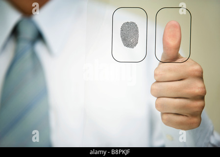 L'homme en appuyant sur le pouce pour lecteur d'empreintes digitales Banque D'Images