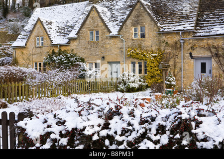 Neige de l'hiver dans le village de Cotswold, Gloucestershire Bibury Banque D'Images