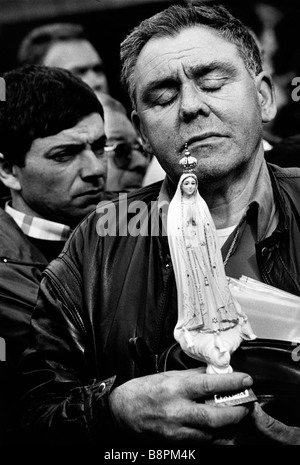 Fatima, au Portugal. Pèlerins venus célébrer l'anniversaire des visions de la Vierge par 3 enfants bergers le 13 mai 1917. Banque D'Images