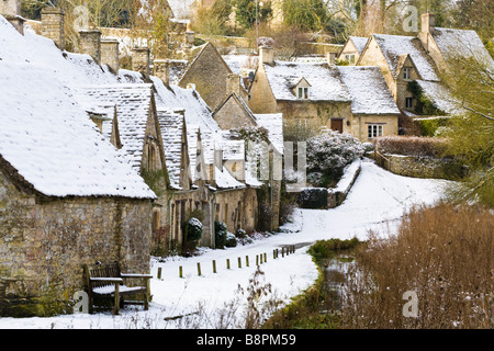 Hiver neige sur Arlington Row dans le village de Cotswold, Gloucestershire Bibury Banque D'Images