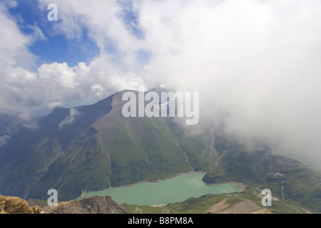 Au lac de montagne dans les nuages Kitzsteinhorn Kaprun, Autriche, Banque D'Images