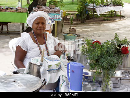 Femme de Bahia en costume traditionnel, une cuisine traditionnelle de Bahia Porto Seguro Bahia Brésil Amérique du Sud Banque D'Images