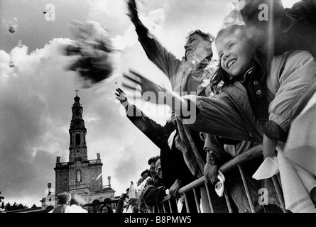 Fatima, au Portugal. Pèlerins venus célébrer l'anniversaire des visions de la Vierge par 3 enfants bergers le 13 mai 1917. Banque D'Images