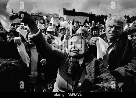 Fatima, au Portugal. Pèlerins venus célébrer l'anniversaire des visions de la Vierge par 3 enfants bergers le 13 mai 1917. Banque D'Images