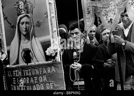 Fatima, au Portugal. Pèlerins venus célébrer l'anniversaire des visions de la Vierge par 3 enfants bergers le 13 mai 1917. Banque D'Images