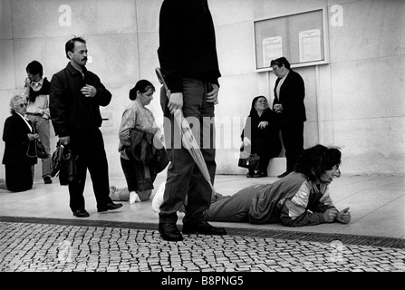 Fatima, au Portugal. Pèlerins venus célébrer l'anniversaire des visions de la Vierge par 3 enfants bergers le 13 mai 1917. Banque D'Images