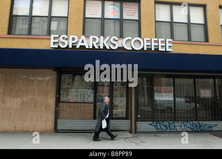 Un piéton passe devant une franchise fermée du Esparks cafés dans le quartier de Chelsea à New York sur Banque D'Images