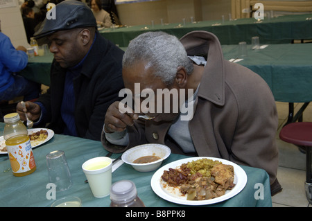 Les hommes sans-abri manger au New York City Mission de Sauvetage d'une soupe populaire à New York Banque D'Images