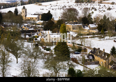 Neige de l'hiver dans le village de Cotswold Naunton, Gloucestershire Banque D'Images