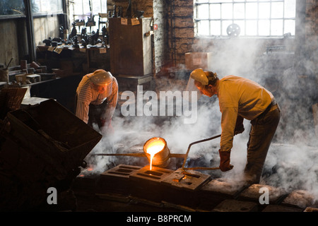 Verser de la fonte fondue dans la fonderie au musée en plein air de Blistes Hill Victorian Town à Ironbridge, Shropshire, Royaume-Uni Banque D'Images