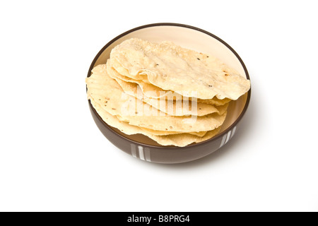 Bol de Poppadoms isolated on a white background studio Banque D'Images