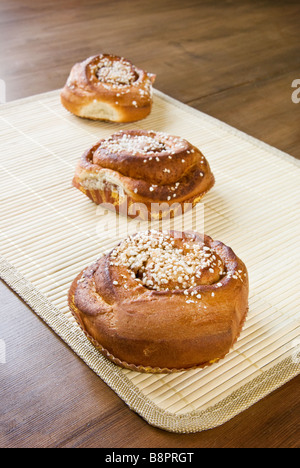 Brioches à la cannelle dans une rangée Banque D'Images