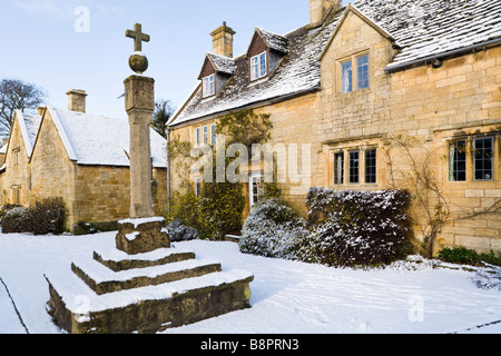 Neige de l'hiver au Chalet Croix dans le village de Cotswold Stanton, Gloucestershire Banque D'Images