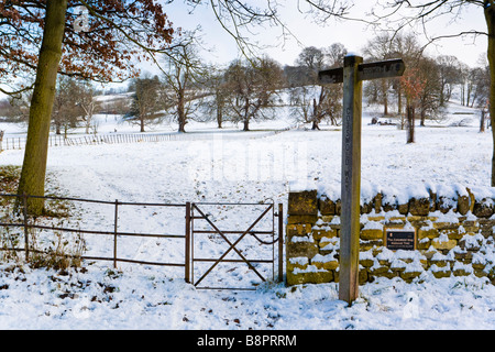 Neige de l'hiver et la plaque commémorative marquant le lancement de la façon Cotswold dans le village de Cotswold, Stanway Gloucestershire Banque D'Images