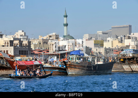 Dubai Creek près d'Abras-taxis et les passagers comprend plus partie du secteur riverain et minaret de la mosquée Banque D'Images