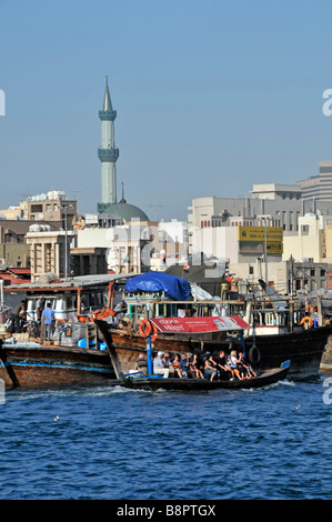 Dubai Creek près d'Abras-taxis et les passagers comprend plus partie du secteur riverain et minaret de la mosquée Banque D'Images