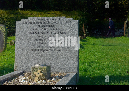 Tombe de la très honorable Harold Wilson, Le Baron Wilson de Rievaulx. L'ancien Premier Ministre britannique. La vieille église. Îles Scilly. UK Banque D'Images