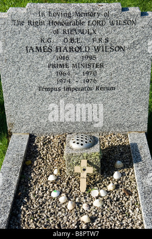 Tombe de la très honorable Harold Wilson. Baron Wilson de Rievaulx. L'ancien Premier Ministre britannique. La vieille église. Banque D'Images