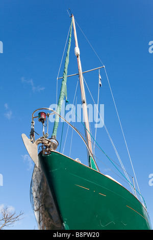 Yacht à voile à la proue d'ancrage avec Banque D'Images