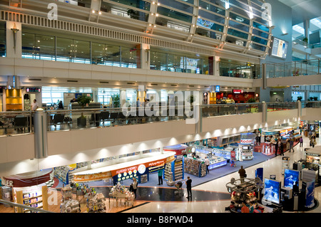 L'aéroport de Dubaï, des boutiques hors taxes, eau Banque D'Images