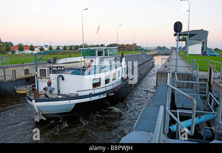 Barge à l'écluse de Groningen, Pays-Bas Banque D'Images