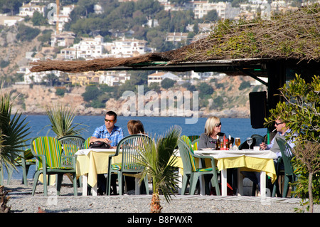 Beach cafe bar et les clients à La Herradura, sur la Costa Tropical Andalousie le sud de l'Espagne Banque D'Images