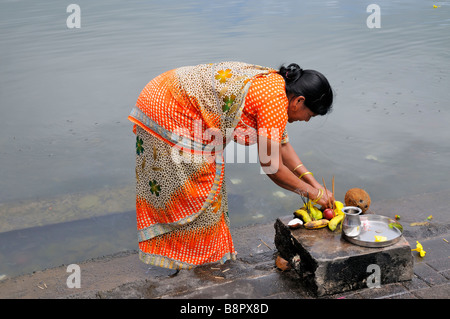 'Grand Bassin' 'Mauritius island' faire une offrande femme mauricienne Banque D'Images