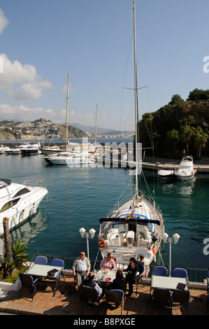 Port espagnol de Marina del Este situé entre Almunecar et Le Herradura Costa Tropical Espagne du sud waterfront cafe bar Banque D'Images