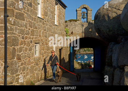 Une femme marche deux chiens à l'entrée de la garnison. Hugh Town. St Mary's. Îles Scilly. Cornwall. L'Angleterre. UK Banque D'Images