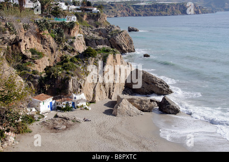 Playa del Coiffure à Nerja Espagne du sud accueil sur la plage une jolie maison avec jardin et vue sur la mer de la mer Méditerranée Banque D'Images