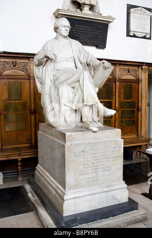 William Whewell master statue en marbre à Trinity College Cambridge chapelle ante Banque D'Images